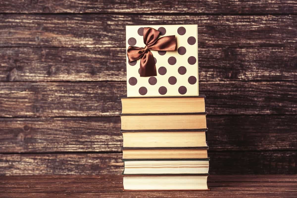 7-unique-ways-to-wrap-a-book-for-a-gift-hooked-to-books